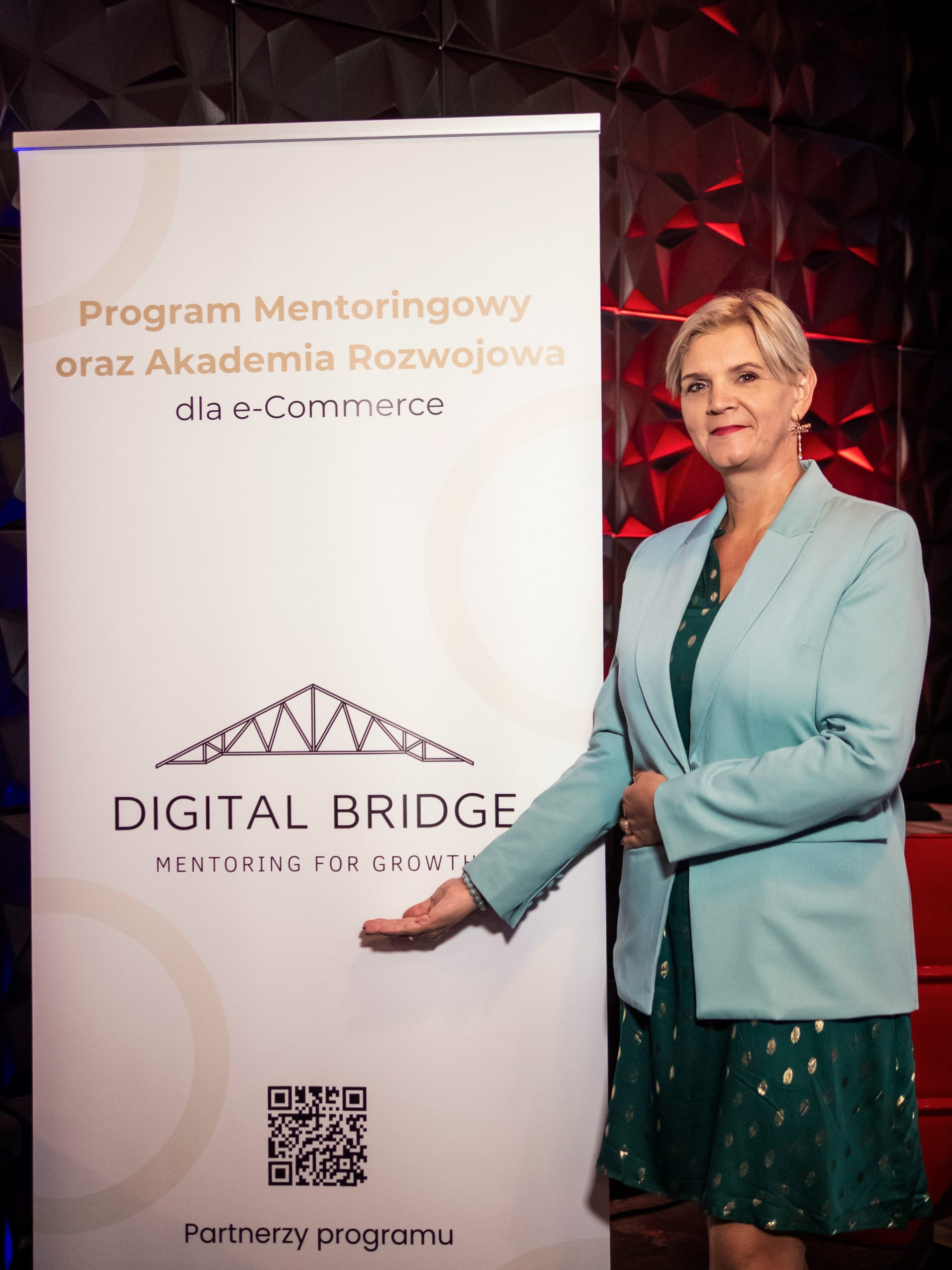 Justyna SKorupska wskazujaca na Digital Bridge